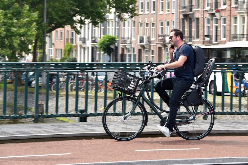 você pode pagar multa por usar o celular na bicicleta na Holanda