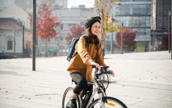 bicileta - mulher usando capcete