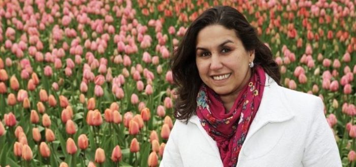  Morar fora: Mulher num jardim de tulipas keukenhof na Holanda